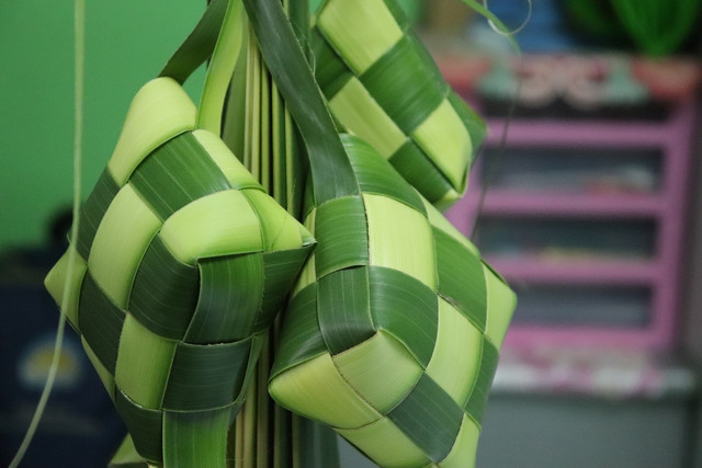 Ilustrasi Cara Menyimpan Kulit Ketupat. Unsplash.com/Mufid Majnun