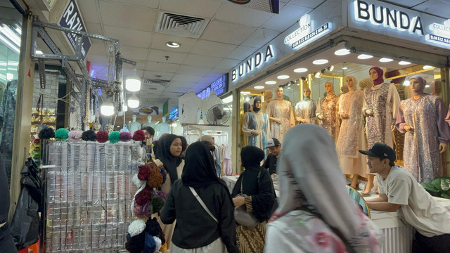Suasana Pasar Tanah Abang, Jakarta Pusat, masih ramai pembeli jelang H-3 Lebaran, pada Jumat (28/3). Foto: Alya Zahra/kumparan 