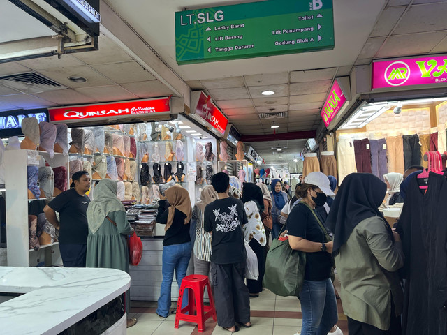 Suasana Pasar Tanah Abang, Jakarta Pusat, masih ramai pembeli jelang H-3 Lebaran, pada Jumat (28/3). Foto: Alya Zahra/kumparan 