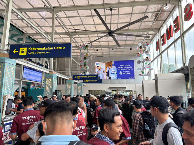 Suasana ramai Stasiun KAI Senen, Jakarta Pusat pada Jumat (28/3). Foto: Abid Raihan/kumparan