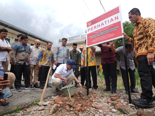 Menteri Pelindungan Pekerja Migran Indonesia (P2MI) Abdul Kadir Karding melakukan penyegelan terhadap kegiatan Perusahaan Penempatan Pekerja Migran Indonesia (P3MI) PT Multi Intan Amanah Internasional di Kelurahan Perwira, Bekasi, Jumat (28/3/2025). Foto: Dok. BP2MI