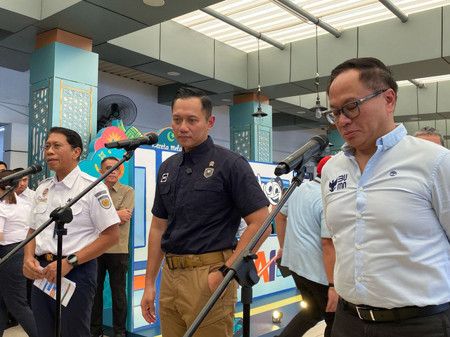 Menko Infrastruktur dan Pembangunan Kewilayahan, Agus Harimurti Yudhoyono, di Stasiun Pasar Senen, Jakarta, Jumat (28/3). Foto: Muhammad Fhandra/kumparan