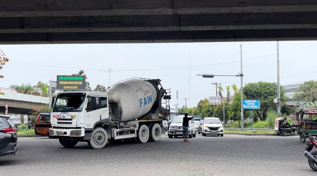 Suasana gerbang Tol Amplas, Kota Medan, Sumut, di H-3 lebaran. Foto: Tri Vosa/kumparan