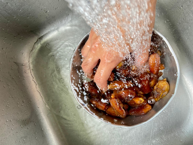 Ilustrasi mencuci kurma. Foto: TongRoRo/Shutterstock