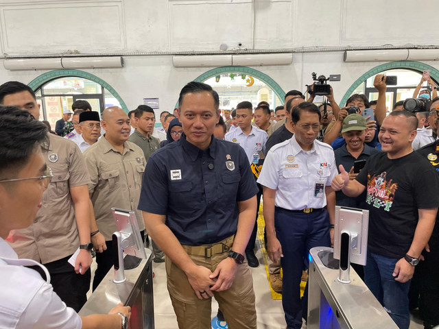 Menteri Koordinator Bidang Infrastruktur dan Pembangunan Kewilayahan, Agus Harimurti Yudhoyono (AHY) di Stasiun Pasar Senen, Jumat (28/3). Foto: Najma Ramadhanya/kumparan