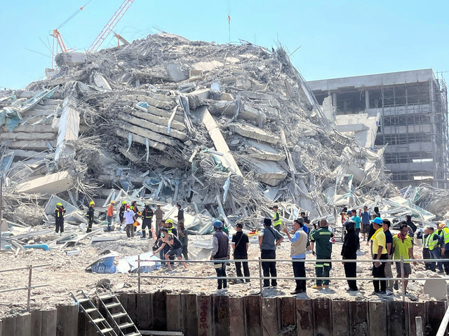 Petugas penyelamat bekerja di lokasi bangunan yang runtuh setelah gempa bumi dahsyat yang melanda Myanmar tengah pada hari Jumat berdampak pada Bangkok, Thailand, 28 Maret 2025. Foto: REUTERS/Ann Wang