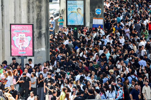 Warga di Bangkok berkumpul di jalan setelah gempa bumi dahsyat mengguncang Myanmar bagian tengah pada hari Jumat (28/3). Foto: REUTERS/Athit Perawongmetha