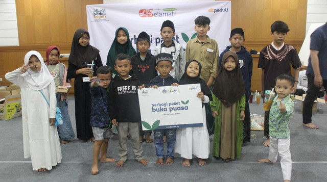 Berbagi Paket Buka Puasa bersama Sahabat Yatim dan Difabel di Toserba Selamat Joglo Cianjur (Sumber : DT Peduli)