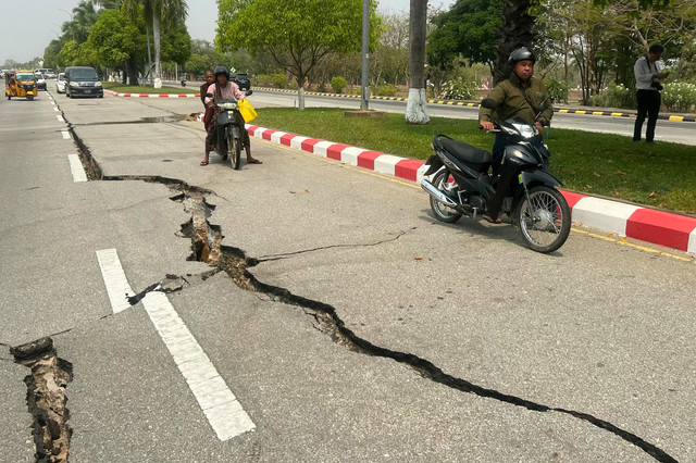 Retakan terlihat di jalan di Naypyidaw pada 28 Maret 2025, setelah gempa bumi di Myanmar bagian tengah.  Foto: Sai Aung MAIN / AFP