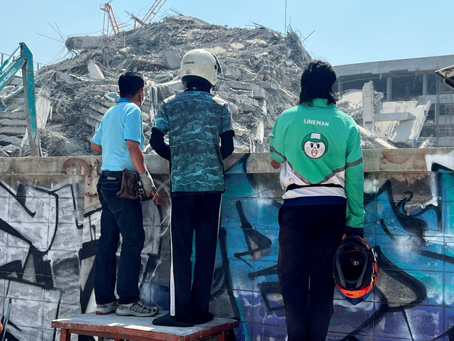 Warga melihat lokasi bangunan yang runtuh setelah gempa bumi dahsyat yang melanda Myanmar tengah pada hari Jumat berdampak pada Bangkok, Thailand, 28 Maret 2025. Foto: REUTERS/Ann Wang