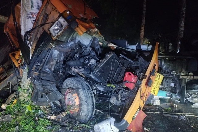 Truk tronton mengalami kecelakaan di Jalan Medan-Karo, Kecamatan Sibolangit, Kabupaten Deli Serdamg, Sumut, Kamis( 27/3/2025). Foto: Polrestabes Medan