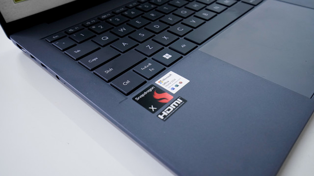 ASUS Zenbook A14 (UX3407QA) menggunakan prosesor Snapdragon X Elite. Foto: Kevin S. Kurnianto/kumparan