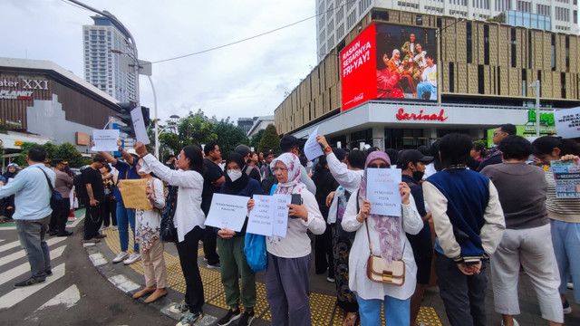 Kaum ibu menggelar aksi penolakan kekerasan oleh aparat di Sarinah, Jakarta Pusat, pada Jumat (28/3). Foto: Rachmadi Rasyad/kumparan