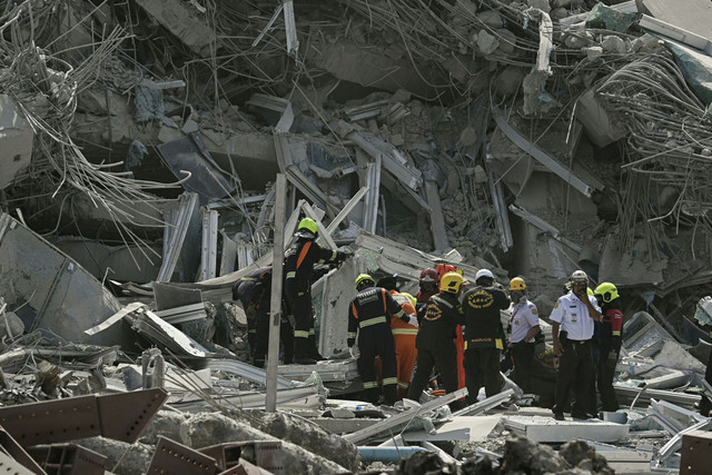 Gedung yang masih tahap pembangunan ambruk diguncang gempa di Bangkok, Thailang, Jumat (28/3/2025). Foto: Lillian SUWANRUMPHA / AFP