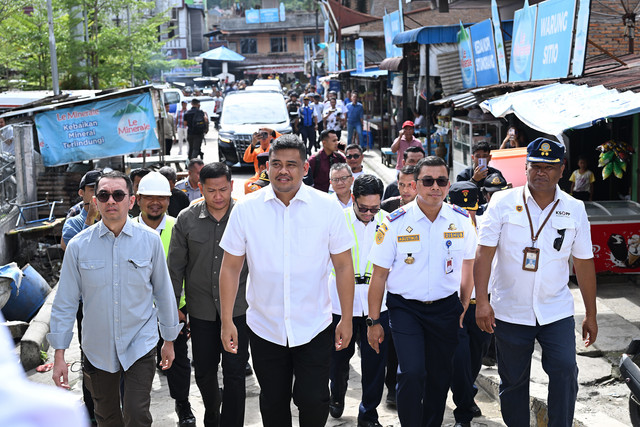 Gubernur Sumatera Utara Bobby Nasution meninjau arus mudik Lebaran 2025 di Pelabuhan Ajibata, Kabupaten Toba, Sumut, Jumat (28/3/2025). Foto: Pemprov Sumut