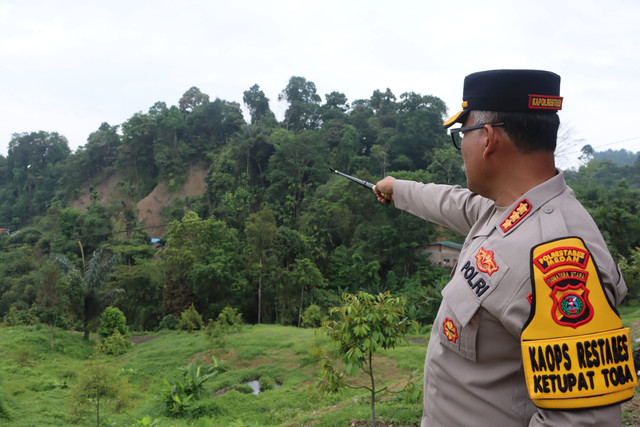 Kapolrestabes Medan Kombes Pol Gidion Arif meninjau lokasi rawan longsor di jalur utama Medan-Karo, Jumat (28/3/2025). Foto: Polrestabes Medan