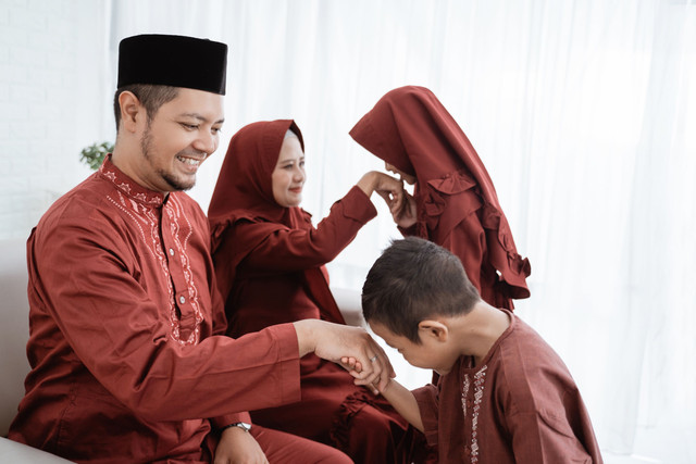 Ilustrasi Anak Bersalam-salaman di Hari Lebaran. Foto: Shutterstock