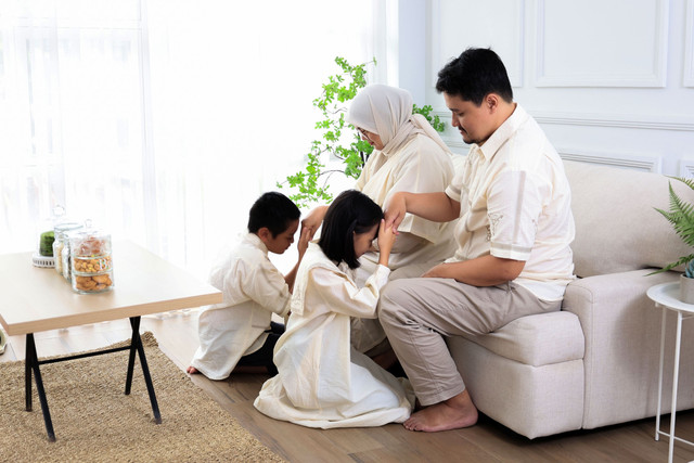 Ilustrasi Anak Bersalam-salaman di Hari Lebaran. Foto: Shutterstock