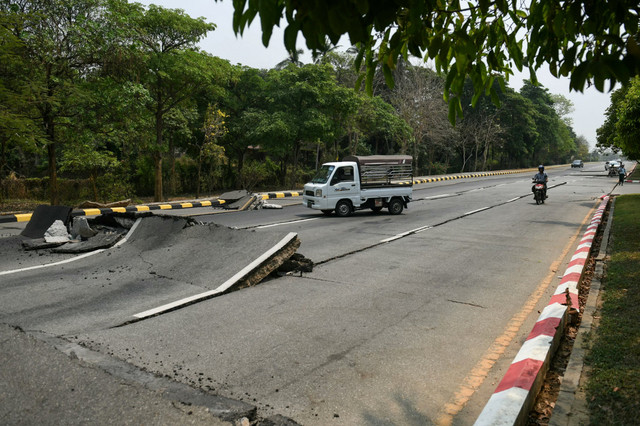 Kondisi jalan yang rusak akibat gempa di Naypyidaw, Myanmar, Jumat (28/3/2025). Foto: Sai Aung MAIN / AFP
