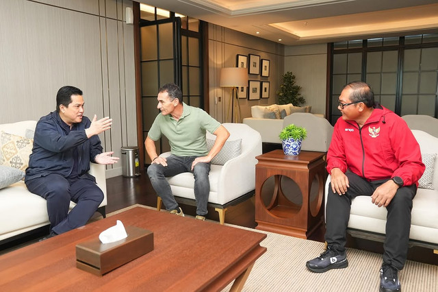 Ketum PSSI Erick Thohir (kiri), berbincang dengan Pelatih Kepala Timnas U-23, Gerald Vanenburg dan Ketua Badan Tim Nasional (BTN), Kombes Pol, Bapak Sumardji tentang program untuk pembinaan pemain Timnas Indonesia. Foto: Instagram/ @Erickthohir