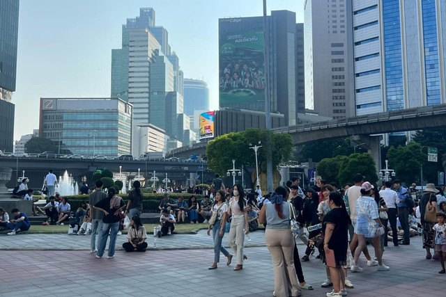 Suasana WNI yang dievakuasi ke Lumpini Park akibat gempa di Bangkok, Thailand, Jumat (28/3/2025). Foto: Dok. Michael Frans