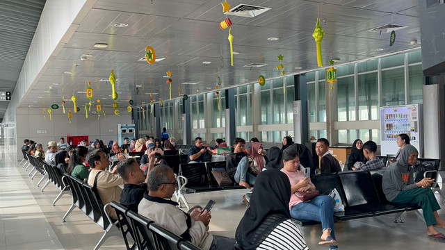 Suasana di Stasiun KAI Medan, Jumat (28/3/2025). Foto: Tri Vosa/kumparan