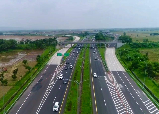 Arus mudik H-3 Lebaran 2025 di Tol Cipali KM 152-153 dari arah Jakarta menuju Cirebon pada Hari Jumat (28/3/2025). Foto: Dok. kumparan