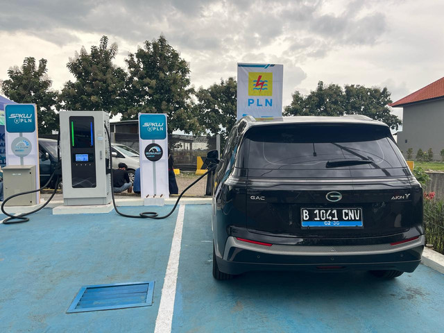 Stasiun Pengisian Kendaraan Listrik Umum (SPKLU) di rest area Tol Cipali, Jumat (28/3). Foto: Dok. kumparan