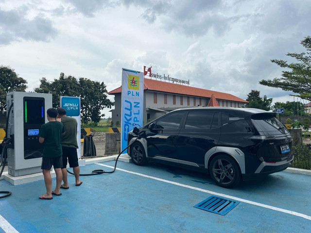 Stasiun Pengisian Kendaraan Listrik Umum (SPKLU) di rest area Tol Cipali, Jumat (28/3). Foto: Dok. kumparan