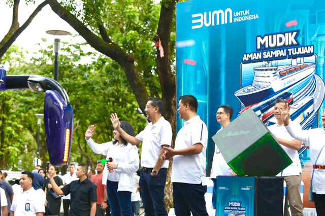 Jajaran direksi Bank Mandiri saat melepas peserta Program Mudik Gratis 2025 di di area Parkir Timur Stadion GBK, Jakarta, Jumat (28/3). Foto: Dok. Bank Mandiri
