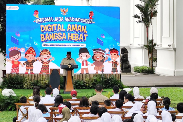 Presiden Prabowo Subianto mensahkan Peraturan Pemerintah (PP) Tentang Sistem Elektronik dalam Perlindungan Anak di Halaman Istana Kepresidenan, Jakarta, Jumat (28/3/2025). Foto: Luthfi Humam/kumparan