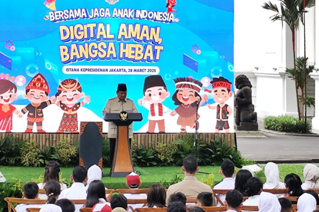 Presiden Prabowo Subianto mensahkan Peraturan Pemerintah (PP) Tentang Sistem Elektronik dalam Perlindungan Anak di Halaman Istana Kepresidenan, Jakarta, Jumat (28/3/2025). Foto: Luthfi Humam/kumparan