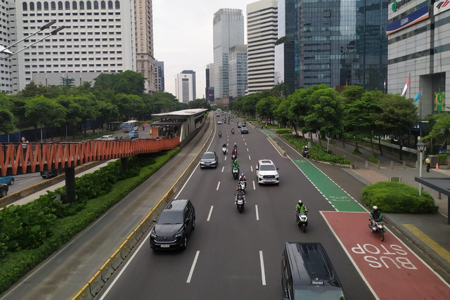 Kondisi lalu lintas di Jalan Jenderal Sudirman, Jakarta, Jumat (28/3/2025). Foto: Rachmadi Rasyad/kumparan
