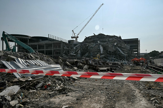 Tim penyelamat bersiap melakukan pencarian korban gedung ambruk akibat gempa di Bangkok, Thailand, Jumat (28/3/2025). Foto: Lillian SUWANRUMPHA / AFP