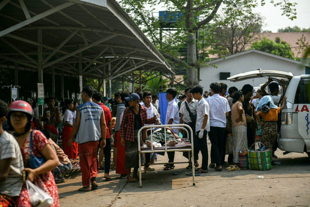 Warga korban gempa menerima perawatan medis di lantai kompleks rumah sakit di Naypyidaw, Myanmar, Jumat (28/3/2025). Foto: Sai Aung MAIN / AFP