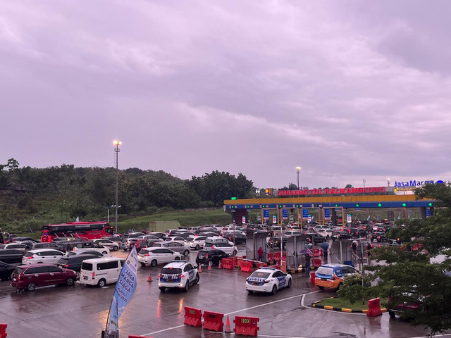 Sejumlah kendaraan memadati GT Kalikangkung, Semarang, Jumat (28/3/2025). Foto: Intan Alliva Khansa/kumparan