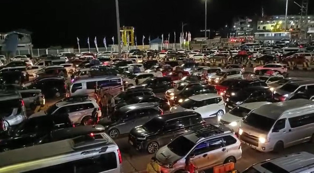 Pelabuhan Merak dipadati mobil pemudik di H-3 Lebaran, Jumat (28/3/2025). Foto: kumparan