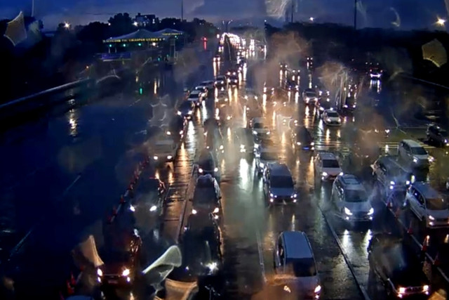 Arus lalu lintas di Tol Jakarta-Cikampek, Jumat (28/3/2025). Foto: CCTV Jasa Marga