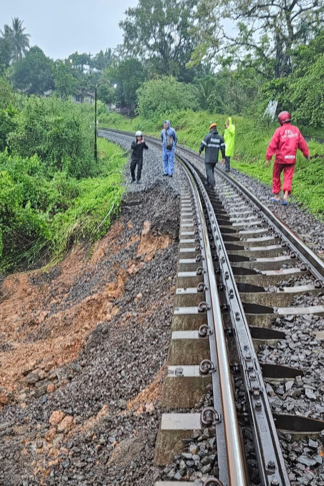 Longsor di Perlintasan kereta antara stasiun Ciamis dan Stasiun Manonjaya, Jumat (28/3/2025). Foto: Humas Daop 2 Bandung