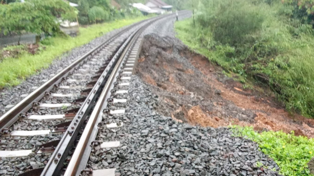 Longsor di Perlintasan kereta antara stasiun Ciamis dan Stasiun Manonjaya, Jumat (28/3/2025). Foto: Humas Daop 2 Bandung