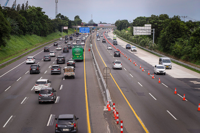 Sejumlah kendaraan melintas saat penerapan contra flow di KM 57 Tol Jakarta-Cikampek (Tol Japek), Karawang, Jawa Barat, Jumat (28/3/2025). Foto: Iqbal Firdaus/kumparan