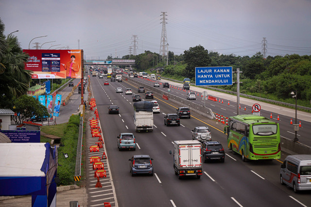 Sejumlah kendaraan melintas saat penerapan contra flow di KM 57 Tol Jakarta-Cikampek (Tol Japek), Karawang, Jawa Barat, Jumat (28/3/2025). Foto: Iqbal Firdaus/kumparan