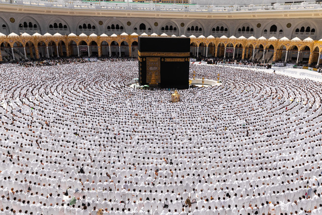 Salat Jumat terakhir pada bulan Ramadan di Masjidil Haram, Jumat (28/3/2025). Foto: Dok AlharamainSA