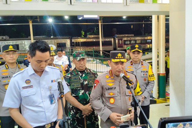 Kapolri Jenderal Listyo Sigit Prabowo di Stasiun Tugu Yogyakarta, Jumat (28/3/2025). Foto: Arfiansyah Panji Purnandaru/kumparan