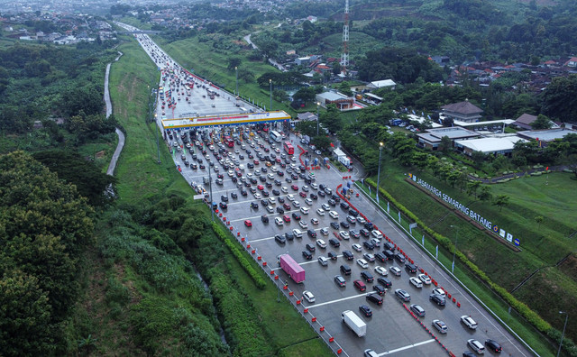 Foto udara kendaraan pemudik melaju perlahan di Gerbang Tol (GT) Kalikangkung Semarang-Batang, Semarang, Jawa Tengah, Jumat (28/3/2025). Foto: Makna Zaezar/ANTARA FOTO