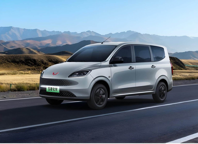 Wuling Hongguang EREV di China. Foto: Car News China