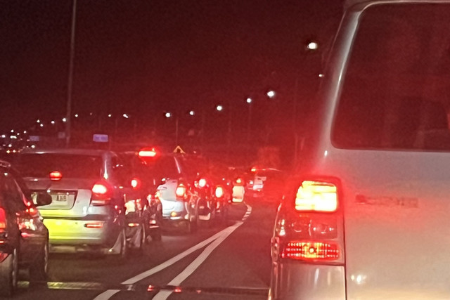 Kepadatan lalu lintas di jalur Tol Layang MBZ, Jumat (28/3/2025). Foto: Taufik Rahadian/kumparan