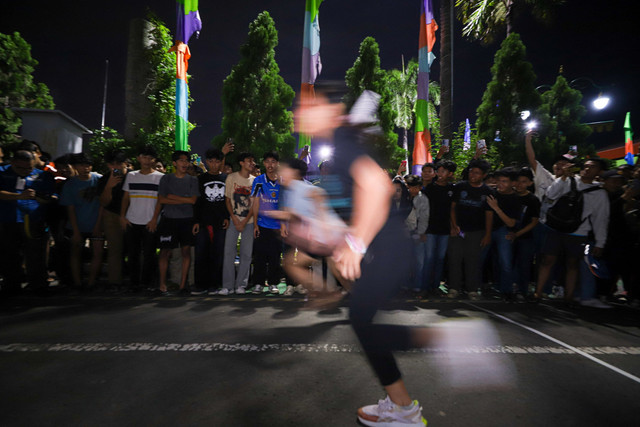 Memacu Kecepatan: Peserta mengikuti perlombaan lari cepat 50 meter di kawasan Marga Jaya, Bekasi Selatan. Foto: Iqbal Firdaus/kumparan