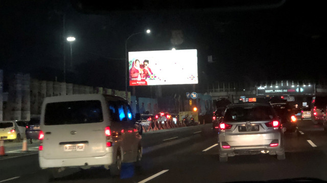 Kondisi arus lalu lintas di Rest Area 57 Tol Jakarta-Cikampek, Jumat (28/3/2025). Foto: Taufik Rahadian/kumparan