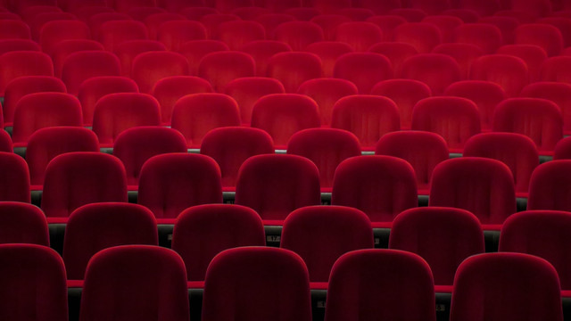 Ilustrasi cara pesan tiket bioskop online, foto: unsplash/Denise Jans